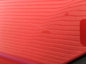 miniの「2ドア」真っ赤な車体に一筋の細い線キズ